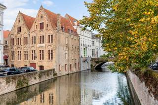 Vlakbij de sfeervolle Augustijnenrei, op een boogscheut van de Markt, ontdek je dit karaktervolle herenhuis in het charmante Sint-Gilliskwartier.<br /><br />Deze bijzondere woning strekt zich uit over vier verdiepingen en ademt authenticiteit. Denk aan elegante marmeren schouwen, prachtige glas-in-loodramen, hoge plafonds, imposante dubbele houten deuren en tal van andere authentieke elementen die het huis zijn unieke karakter geven.<br /><br />Ook door de twee volledig ingerichte keukens biedt deze woning bovendien tal van mogelijkheden: zoals ruime gezinswoning, kangoeroewoning of bijvb cohousing.<br /><br />Een extra troef? Vanuit de woning geniet je van een uniek dieptezicht richting de Gouden Handstraat.<br />Laat je verrassen door de charme en de mogelijkheden van deze bijzondere woning. <br /><br />Kom het zelf ontdekken en contacteer Katrien voor een bezoek:<br />📞 0477 46 53 11<br />📩 katrien@waeyler.be