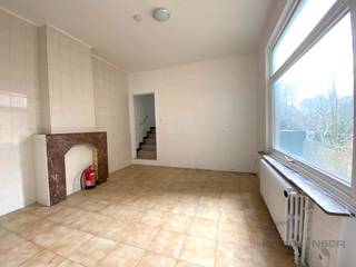 Op zoek naar een investering met karakter of een nieuwbouwproject op toplocatie? Dan is dit pand precies wat u zoekt!<br />Op slechts enkele minuten van het strand en het levendige centrum van Oostende, ontdekt u dit veelzijdige gebouw met een zee aan potentieel.<br /><br />✨ Wat mag u verwachten?
<ul>
<li>Een handelsgelijkvloers (127 m²) – momenteel vergund als expositieruimte. Perfect voor een galerie, kantoor, winkel of creatieve invulling.</li>
<li>Twee ruime appartementen (87 m² elk) – licht, groot en klaar om met de juiste renovatie omgetoverd te worden tot moderne wooneenheden.</li>
<li>Een zolder (47 m²) – ideaal voor uitbreiding of extra opslag.</li>
<li>Achteraan een gezellig zaaltje met bar (43 m²) – perfect voor events, hobbyruimte of een bijkomende bestemming.</li>
<li>Fietsenberging (16 m²) – handig en praktisch.</li>
<li>Een volledige kelder – elke entiteit kan zijn eigen berging krijgen.</li>
</ul>
🏷️ EPC-labels:<br />Gelijkvloers: D<br />Appartementen: F ( attesten 0003684271-RES-1 en 0003684871-RES-1)<br /><br />🌊 Ligging:<br />Dit pand ligt in de Torhoutsesteenweg, een bruisende buurt met winkels en openbaar vervoer vlakbij. U woont of investeert hier op een boogscheut van de zee en de zeedijk, én met het stadscentrum om de hoek.<br /><br />🔑 Waarom dit pand?<br />Unieke renovatiekans voor wie houdt van karaktervolle gebouwen<br />Geschikt als opbrengsteigendom of nieuwbouwproject<br />Grote ruimtes, veel lichtinval en extra troeven zoals het achterzaaltje en de kelder<br />Dit is een uitzonderlijke kans in Oostende – een pand met zoveel mogelijkheden komt zelden op de markt.<br /><br />ELK BOD WORDT VOORGELEGD AAN DE EIGENAAR.<br /><br />📍 Interesse? Contacteer ons vandaag nog voor meer info of een bezoek via 0496 68 84 67 of www.ensor.immo