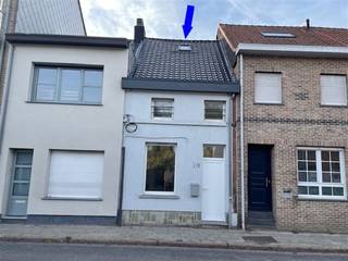 <p><span>Instapklare woning in het centrum van Niel. Het gelijkvloers is heel diep bebouwd. We starten met een zithoek aan de voorzijde die verwarmd wordt met een houtkachel. Daarachter is de keuken over de ganse breedte van de woning. Deze is ingericht met een keukenwand, de oven, gasfornuis, dampkap en spoeltafel zijn ingebouwd. Hier is een grote pelletkachel die de ganse woning kan verwarmen. Achter de keuken is een extra zitplaats met toegang naar de badkamer en de tuin met overdekt terras. De badkamer is ingericht met een nieuwe douchecabine, toilet en lavabo. De tuin die lang en smal is, heeft een uitweg naar de Veldstraat. Zodanig dat je nooit met een fiets door de woning moet. Op de 1° verdieping is 1 slaapkamer van 15m². Verder is er in de nok van het dak, die bereikbaar is met een vaste trap, een mogelijkheid om een kleine slaapkamer in te richten. Het dak met veluxraam is recent vernieuwd en geïsoleerd. Dit is een ideale woning voor iemand die single is.</span></p><p><span> </span></p><p><span>EPC: 215 kWh/m²jaar geen renovatie nodig</span></p><p><span> </span></p><p><span>Stedenbouwkundige inlichtingen in aanvraag.</span></p><p><span> </span></p><p><span>Voor meer inlichtingen, een bezoek of een vrijblijvende waardebepaling van uw eigendom mail naar info@vastgoedclement.be.</span></p><p><span> </span></p><p><span> </span></p><p><span> </span></p><p><span> </span></p>