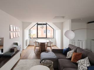 <strong><span>Stijlvol duplex appartement met 2 slaapkamers en terras, centraal gelegen in het bruisende centrum nabij alle belangrijkste straten en pleinen van Gent.</span></strong><br /><br /><span>Bezoekaanvragen via info@carloeggermont.be</span><br /><br /><strong><span>Stijlvol appartement</span></strong><span>, <strong>centraal gelegen</strong> in het bruisende centrum nabij alle belangrijkste straten en pleinen van Gent. Dit stadsappartement is het ideale rustpunt en de ideale uitvalsbasis in het hart van de stad.<br /><br />De residentie met karaktervolle gevel bestaat uit <strong>3 ruime appartementen</strong> en een handelsgelijkvloers. De ontwikkeling spreekt aan door zijn afwerking, <strong>authentieke elementen</strong> en <strong>hedendaags comfort</strong>.<br /><br />Het appartement is gerenoveerd met <strong>extra aandacht voor isolatie, esthetiek en duurzaamheid</strong>. Het beperkte aantal entiteiten zorgt voor de nodige <strong>privacy, een eenvoudig beheer en een lage kostenstructuur</strong>. Het appartement beschikt over <strong>een gunstige energiescore B</strong>.</span><br /><br />We betreden het duplexappartement langs een praktische inkomhal waar zich een apart gastentoilet bevindt. Op dit verdiep vinden we twee slaapkamers waarvan de ene nog voorzien is van een aparte ruimte voor bv. dressing. De tweede slaapkamer geeft ook toegang tot het privatief terras aan de achterzijde.<br /><br />Op de bovenste verdieping vinden we een lichtrijke, open ruimte die voorzien is van een praktische keuken, eetplaats en ruime leefruimte. Als extra is het verdiep nog voorzien van een tweede toilet.<br /><br />Een zolderluik geeft nog plaats aan wat extra bergruimte.<br /><br /><strong>Kortom, de ideale investering door: zijn financieel interessante structuur (lage klein beheer), zijn stijlvolle afwerking en zijn centrale ligging.</strong>