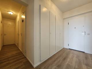 <p>Ruim appartement met prachtig uitzicht en veel lichtinval gelegen op de 15de verdieping.</p><p>Het appartement beschikt over een inkomhal met ingebouwde kast, een ruime leefruimte met veel lichtinval, een praktische keuken (met o.a. kookplaat, dampkap, vaatwasmachine), een badkamer met lavabo en ligbad (met douche) en aansluitingen voor wasmachine en droogkast, twee slaapkamers en een ruim terras. U heeft toegang tot het terras vanuit de leefruimte, de keuken en de twee slaapkamers. Er is ook een kelder.</p><p>Positieve aspecten: <br />- gunstig EPC <br />- Prachtig uitzicht<br />- centrale locatie <br />- Incl. staanplaats<br /> </p>