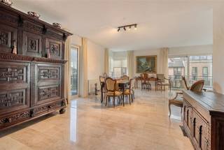 <p><span>Prachtig, uitzonderlijk ruim appartement met 2 slaapkamers, 2 terrassen en inpandige garagebox, gelegen nabij het centrum van Maaseik.</span></p><p><span> </span></p><p><span>ALGEMEEN:</span></p><p><span>-</span><span> </span><span>Appartement gelegen op de tweede verdieping. Lift aanwezig.</span></p><p><span>-</span><span> </span><span>Bewoonbare oppervlakte: ca. 150 m².</span></p><p><span>-</span><span> </span><span>Het appartement is afgewerkt met beige natuurstenenvloer.</span></p><p><span>-</span><span> </span><span>Asbestvrij en voorzien van een uitstekende EPC-score 117 kWh (label B), waardoor het appartement </span><span>niet onderhevig is aan renovatieverplichting</span><span>.</span></p><p><span>-</span><span> </span><span>Verwarming op aardgas.</span></p><p><span>-</span><span> </span><span>Aluminium ramen met dubbele beglazing.</span></p><p><span>-</span><span> </span><span>Garagebox inbegrepen in de prijs, bereikbaar via de gemeenschappelijke lift.</span></p><p><span>-</span><span> </span></p><p><span> </span></p><p><span>INDELING:</span></p><p><span>-</span><span> </span><span>Zeer ruime inkomhal met vestiaireruimte, gastentoilet met fonteintje en verluchtingssysteem en toegang tot alle vertrekken.</span></p><p><span>-</span><span> </span><span>Riante woonkamer, te bereiken via een dubbele deur. De leefruimte is voorzien van grote raampartijen die zorgen voor overvloedig natuurlijk licht en biedt toegang tot twee terrassen: een gedeeltelijk overdekt zijterras en een overdekt terras aan de voorzijde, te bereiken via een groot schuifraam.</span></p><p><span>-</span><span> </span><span>Volledig geïnstalleerde keuken voorzien van een eethoek en inductiekookplaat met dampkap, combi-oven, vaatwasser, koelkast met vriesvak en spoeltafel.</span></p><p><span>-</span><span> </span><span>Nachthal met toegang tot de slaapkamers, badkamer en berging.</span></p><p><span>-</span><span> </span><span>Slaapkamer 1: voorzien van een schuifraam, tevens uitgevend op het gedeeltelijk overdekte zijterras.</span></p><p><span>-</span><span> </span><span>Slaapkamer 2.</span></p><p><span>-</span><span> </span><span>Badkamer voorzien van dubbele wastafel, kolomkasten, inloopdouche, bidet, infraroodcabine en toilet.</span></p><p><span>-</span><span> </span><span>Ruime berging, voorzien van inbouwkasten en een aansluiting voor wasmachine en droogkast.</span></p><p><span>-</span><span> </span><span>Garagebox, te bereiken via de gemeenschappelijke lift.</span></p><p><span>-</span><span> </span><span>Parkeergelegenheid aan de voorzijde van het gebouw.</span></p>