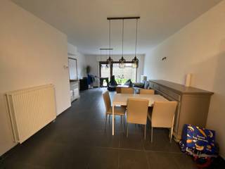 Nieuwbouw koppelwoning 2009 in een doodlopende straat met 3slpkmrs, bdkmr, open kkn, tuin, terras, ……EPC130kWh/m².<br /><br />Prachtige hoekwoning met alle luxe en comfort te Ieper in een doodlopende rustige woonwijk met grote oprit vooraan, omvattende o.a.<strong> </strong>
<ul>
	<li>Inkomhal</li>
	<li>Gastentoilet met lavabo</li>
	<li>Zeer mooie open moderne leefruimte</li>
	<li>Open keuken met kookfornuis op aardgas, mee geïntegreerd met de leefruimte waardoor je een groter open gevoel creëert</li>
	<li>Wasplaats/berging is in de grote garage met sektionale poort</li>
	<li>Groot terras</li>
	<li>Mooie private Zuidelijke tuin met groot tuinhok</li>
	<li>Oprit vooraan voor auto’s en een inpandige garage</li>
</ul>
1<sup>ste</sup> VERDIEP:

<ul>
	<li>Luxe badkamer met dubbel lavabomeubel, inloopdouche en 2<sup>de</sup> toilet</li>
	<li>3 afgewerkte slaapkamers</li>
	<li>Dressing</li>
</ul>
ZOLDER:

<ul>
	<li>Prachtige geïsoleerde zolder met Velux en OSB platen, toegankelijk via zolderluik</li>
</ul>
<br />Gelegen op een rustige plaats, op enkele minuten wandelen van het centrum, altijd parking aan de woning. Volledig modern van a…tot…z. Centrale verwarming op aardgas, conforme elektriciteit, dubbele beglazing, regenputwater,…….<br />Prima investering , ook voor verhuur.<br />Grondoppervlakte 352m². Bruikbare vloeroppervlakte ca.203m² (indicatief volgens het EPC). EPC 130kWh/m² - UC3109014 – Label B – geen renovatieplicht. Bouwjaar 2009. KI: €638,00. Asbestvrij. P-score en G-score: A. Bevindt zich niet in een risicozone voor overstromingen. Vrij bij akte en betaling.<br />Bel of mail voor afspraak info@immodebo.be of 0477/79.60.97 en reserveer alvast Uw bezichtiging<br /> 