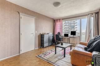 Uitzonderlijke aanbieding te koop op lijfrente te Gent: verkoop in volle eigendom.MEER INFO: https://www.immo2life.be/nl/te-koop-op-lijfrente?view=detail&amp;id=1225 Het boeket bedraagt 75.000 EURO en de maandelijkse rente 950 EURO. Deze rente moet betaald worden tot en met juni 2041. Na deze periode moet er geen maandelijkse rente meer betaald worden aan de rentegenietster die 75 jaar is. Indien zij vroegtijdig zou overlijden stopt de betalingsplicht van de koper. Het betreft een verkoop op lijfrente in volle eigendom, dit betekent dat u het appartement kan verhuren en de huurinkomsten innen vanaf het verlijden van de notariële akte. Op heden is het appartement verhuurd aan 803,83 EURO + 150 EURO algemene kosten per maand. Dergelijke eigendom heeft veel potentieel voor investeerders aangezien de huuropbrengsten de betaling van de maandelijkse rente grotendeels compenseren. Indien de koper het appartement zelf wenst te bewonen (en het is uw 1ste eigendom) kan er aangekocht worden aan het gunsttarief van 2% registratierechten (i.p.v. 12%) + een korting van 1.867 EURO op de in totaal te betalen registratierechten. Het betreft een lichtrijk en energiezuinig (=label B) 1-slaapkamerappartement met terras (10 m²) en prachtig vergezicht over Gent, gelegen op de 12de verdieping van de residentie "Ter Leie". Het appartement werd gedeeltelijk gerenoveerd in 2019: nieuw PVC-raamwerk met dubbele hoogrendementsbeglazing, nieuwe thermostatische radiatorkranen, brandwerende deur met driepuntsslot en spionoog en vernieuwde elektriciteit. De elektriciteit is conform de AREI-normen tot en met 26 februari 2046. Door de jaren heen werden heel wat renovatiewerken uitgevoerd aan het appartementsgebouw: dakisolatie, vernieuwing liften volgens normen, vernieuwen centrale verwarmingsinstallaties,...De indeling is als volgt: inkomhal met ingemaakte vestiairekast, lichtrijke woonkamer, ingerichte keuken met toestellen en bergingskast, hal met apart toilet, slaapkamer (10m²) en ingerichte badkamer met enkele wastafel, ligbad en voorziening voor wasmachine. In de kelderverdieping bevindt zich een privatieve kelderberging (nr. 20) en een gemeenschappelijke beveiligde fietsenberging.