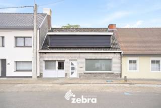 Bij de verkoop van deze villa wordt gewerkt met een <strong>START VANAF PRIJS.</strong><br />Elk prijsvoorstel hoger dan deze start vanaf prijs wordt voorgelegd aan de verkoper(s), die dit al dan niet kan aanvaarden.<br /><strong>Het bezoekmoment gaat door op zaterdag 03/10/2026 (enkel op afspraak).</strong><br /><br />Deze ruime gezinswoning geniet van een rustige en aangename ligging, op korte afstand van het centrum. Winkels, scholen, openbaar vervoer en belangrijke invalswegen bevinden zich in de nabije omgeving, waardoor u geniet van een uitstekende bereikbaarheid en alle dagelijkse voorzieningen binnen handbereik hebt.<br /><br />Bij het betreden van de woning komt u terecht in een verzorgde inkomhal met vestiaire die toegang biedt tot de ruime en lichtrijke woonkamer met automatische rolluiken. Aansluitend bevindt zich de volledig uitgeruste keuken. Op het gelijkvloers bevinden zich eveneens een badkamer met toilet, een eerste slaapkamer, een berging en een bureauruimte met een aparte ingang langs de voorgevel.<br /><br />Op de eerste verdieping bevinden zich 2 ruime slaapkamers en een aparte dressing.<br /><br />Buiten geniet u van een gezellige, volledig omheinde zuidgerichte tuin waar u de hele dag door van de zon kunt genieten. Het tuinhuis biedt extra opbergruimte voor tuinmateriaal of fietsen.<br /><br /><strong>Ook wild geworden van deze thuis?<br />Twijfel dan niet langer en leg vandaag nog uw bezoek vast!</strong>