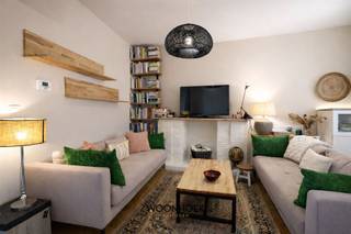 <p>Deze charmante woning combineert een serene uitstraling met een hoogwaardige afwerking in mediterrane stijl, energiezuinig wooncomfort en een doordachte indeling. Met een EPC-score van 152 kWh/m² biedt de woning een mooie balans tussen uitstraling, functionaliteit en energiezuinigheid. De open leefruimte, warme materiaalkeuzes en zonnige buitenruimte creëren een aangename woonomgeving waar u zich meteen thuis voelt.</p><hr /><p>Via de inkomhal bereikt u de lichtrijke leefruimte. De open indeling zorgt voor een aangenaam ruimtegevoel en biedt voldoende plaats voor een gezellige zit- en eethoek. Aansluitend bevindt zich de open keuken, waar functionaliteit en elegantie mooi samenkomen. Zo vormen koken, tafelen en ontspannen één harmonieus geheel.</p><p>Grote glaspartijen zorgen voor een aangename natuurlijke lichtinval en creëren een fijne verbinding tussen binnen en buiten. Vanuit de keuken heeft u rechtstreeks toegang tot de stadstuin, die een natuurlijk verlengstuk van de leefruimte vormt en een uitnodigende plek biedt om te genieten.</p><hr /><p>Op het gelijkvloers bevindt zich eveneens een praktische berging. Achteraan het perceel vindt u een afzonderlijk bijgebouw dat verschillende mogelijkheden biedt. Deze extra ruimte kan bijvoorbeeld worden ingericht als bureau, hobbyruimte of rustige thuiswerkplek. Zo kunnen wonen en werken comfortabel van elkaar worden gescheiden.</p><p>Op de eerste verdieping bevinden zich twee volwaardige slaapkamers. Dankzij de verzorgde afwerking bieden beide kamers een comfortabele plek om volledig tot rust te komen. Verder vindt u op deze verdieping de moderne badkamer, die mooi aansluit bij de stijlvolle uitstraling van de woning.</p><hr /><p>Ook op technisch vlak beschikt de woning over belangrijke troeven. Naast het EPC van 152 kWh/m² is de elektrische installatie conform gekeurd. Zo geniet u van een stijlvolle woonomgeving met hedendaags en energiezuinig wooncomfort.</p><p>De combinatie van de mediterrane uitstraling, twee slaapkamers, de zonnige stadstuin en het multifunctionele bijgebouw maakt deze woning bijzonder geschikt voor koppels, kleine gezinnen of thuiswerkers.</p><p>Plan uw bezoek eenvoudig online, telefonisch via 09 310 77 07 of mail naar info@woonhoekvastgoed.be</p>