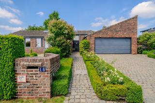 Bent u op zoek naar een ruime woning te koop in Eke met een rustige ligging en een prachtig uitzicht op de omliggende velden? Deze villa op een perceel van 1.097 m² combineert wooncomfort, ruimte en tal van mogelijkheden. De woning werd gebouwd in 1972 en beschikt over een bewoonbare oppervlakte van 183 m².<br /><br />Op het gelijkvloers bevinden zich een lichtrijke leefruimte, keuken, vier volwaardige slaapkamers, een badkamer, een afzonderlijk gastentoilet en een praktische berging met doucheruimte. Hierdoor geniet u van een vlotte toegankelijkheid en optimaal wooncomfort. Op de eerste verdieping vindt u een aparte bureauruimte en een polyvalente ruimte die kan worden ingericht als hobbykamer, speelruimte, fitness of extra slaapkamer. Dankzij de degelijke structuur en functionele indeling vormt deze woning een uitstekende basis voor wie graag moderniseert naar eigen smaak. Daarnaast zijn er een kelder en kruipkelder aanwezig.<br /><br />De eigendom beschikt over zowel een verzorgde voortuin als een ruime achtertuin waar rust en privacy centraal staan. Het open zicht op de omliggende velden vormt daarbij een absolute troef. De veranda, die in 1997 werd bijgebouwd, zorgt voor een aangename verbinding met buiten. Zowel vanuit de veranda als vanuit de keuken heeft u rechtstreeks toegang tot de achtertuin. Verder beschikt de eigendom over een garage met elektrische poort en zonneboiler, een praktisch tuinhuis en een regenwaterinstallatie met vier regenwaterputten van telkens 5.000 liter.<br /><br />Deze eigendom bevindt zich in het groene en rustige Eke, op korte afstand van Gent, Deinze, winkels, scholen, openbaar vervoer en belangrijke invalswegen. Hierdoor geniet u van een ideale combinatie van rust, bereikbaarheid en dagelijkse voorzieningen.<br /><br />Interesse? Contacteer Jamiro van Immo Francois via jamiro@immofrancois.be voor meer informatie of een bezoek ter plaatse.<br /><br />