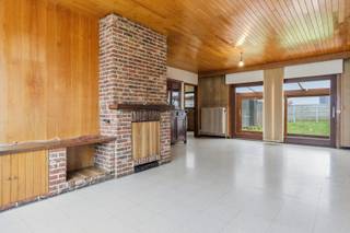 Gelegen in de rustige Hallertaulaan in Poperinge vind je deze ruime te renoveren woning . Je woont hier in een kalme omgeving, terwijl het centrum met winkels, scholen, openbaar vervoer en andere faciliteiten vlot bereikbaar is. Een mooie balans tussen rust en praktische ligging.<br /><br />Via de inkomhal, voorzien van een apart gastentoilet, kom je binnen in de woning. De leefruimte is aangenaam lichtrijk dankzij de grote ramen en sluit aan op de veranda achteraan. De keuken bevindt zich naast de leefruimte en beschikt over extra bergruimte, inclusief een handige kruipkelder onder de trap. Zowel vanuit de leefruimte als de keuken is er toegang tot de veranda, die zorgt voor een vlotte verbinding met de tuin.<br /><br />De woning beschikt daarnaast over een ruime garage met automatische poort, waar ook verschillende technische installaties aanwezig zijn, zoals de brander en de regenwaterpomp. Op de eerste verdieping bevinden zich vier volwaardige slaapkamers en een badkamer met lavabomeubel en ligbad. Buiten kan je genieten van een zuidgerichte tuin en een ruim tuinhuis, ideaal voor extra opbergruimte.<br /><br />Ben je op zoek naar een woning met renovatiepotentieel, vier slaapkamers, een garage en een tuin, gelegen in een rustige buurt in Poperinge? Neem dan zeker contact op om een bezoek in te plannen.