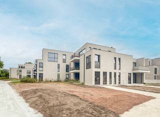 <p><strong><span>Handelsruimte D.0.6 bevindt zich op het gelijkvloers in gebouw A en heeft een oppervlakte van 99 m². Het beschikt over een privé terras van 9m².</span></strong></p>
<p>Parkdomein Bloemenhof is een prachtig woonproject in hartje Ravels. De centrale ligging en de aandacht voor duurzame energie maken dit project uniek.<br /><br />In Fase 2 worden 25 appartementen, zowel 1 slaapkamer als ruime dakappartementen gebouwd, met oppervlakten van 63m² tot 136m², allen met terras van 8m² tot 39m². Ook hier zullen er 3 handelsruimtes gebouwd worden.</p>
<p>De ondergrondse parking van fase2 is bereikbaar via inrit aan Blok D en biedt naast de bergingen ook een gemeenschappelijke fietsenberging. <br /><br /><strong>Mooi wonen in hartje Ravels</strong><br /><strong></strong></p>
<p>Residentie Bloemenhof bevindt zich in een groene omgeving op een boogscheut van het kerkplein. Winkels, restaurants, cafés en scholen liggen op wandelafstand of zijn vlot bereikbaar.<br />De busverbindingen naar Turnhout en Tilburg zijn beschikbaar aan Ravels Kerk.</p>
<p><strong></strong></p>
<p><strong>Zin in een wandeling in de vrije natuur?</strong></p>
<p>Dan biedt het Gewestbos Ravels met zijn 850 hectare natuurgebied, het bezoekerscentrum ‘Boshuis’ en de vele wandelpaden geweldig veel mogelijkheden. Het gebied is ook toegankelijk voor ruiters en fietsers.</p>
<p>Het project wordt door LV-architecten omgetoverd tot een ware parel in Ravels. Met hun expertise weten ze een mooie balans tussen hedendaagse architectuur met een luxueuze uitstraling en gebruiksvriendelijkheid te vinden. Op die manier biedt het project niet alleen een moderne woning in een mooie omgeving, maar is er ook voldoende aandacht voor het leefcomfort.</p>
<p>De appartementen worden voorzien van vloerverwarming met warmtepomp. Die zorgt niet enkel voor verwarming, maar ook voor koeling. Zo voelt de woning in de winter gezellig warm aan en geniet je van een aangename temperatuurverlaging in de zomer. Het ventilatiesysteem D zorgt voor voldoende verluchting. <span>Je woonst is ook nog eens voorzien van zonnepanelen Zo hoef je je geen zorgen te maken om hoge energiekosten en kan je volop genieten van een aangenaam binnenklimaat. </span></p>
<p><strong></strong></p>
<p><strong>Fiscale voordelen, kwaliteitsmaterialen en energiezuinigheid</strong></p>
<p>Het project, gebouwd door Woestenborghs Bouwbedrijf, wordt energiezuinig en doordacht gebouwd met oog voor detail alsook akoestische isolatie.<br /><br /><span>Parkdomein Bloemenhof wordt helemaal toekomstproof gerealiseerd en streeft naar een E-peil van 20. Hiermee legt de residentie de lat niet alleen hoger dan de huidige energienormen, maar biedt ze bewoners ook een vrijstelling van onroerende voorheffing over een periode van 5 jaar. Bovendien wordt het energieverbruik tot een minimum herleid door het gebruik van hernieuwbare energiebronnen. </span></p>
<p><strong>Beschermd als koper</strong></p>
<p>De verkoop van Residentie Bloemenhof geschiedt onder de Wet Breyne. Dit garandeert de koper uitgebreide bescherming en ontneemt alle risico’s. U betaalt in schijven naarmate de werken vorderen.</p>
<p><strong>Wil je graag meer weten over dit project?</strong><br /><strong></strong></p>
<p>Wij helpen je graag verder tijdens een afspraak op ons kantoor.<br /><br /><span>Ga naar “NIEUWBOUW” op www.vansweevelt.be voor een overzicht van alle beschikbare eenheden in onze nieuwbouwprojecten.</span></p>
<p>Dit is geen aanbod maar een onderhandelingsvoorstel. Alle informatie onder voorbehoud van materiële vergissingen en/of wijzigingen.</p>