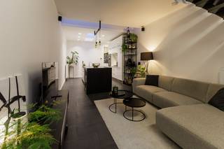 Deze instapklare &amp; energiezuinige eengezinswoning is gelegen op een zéér centrale ligging vlakbij het centrum van Lier net buiten de Lierse stadsvesten in een residentiële omgeving. Tal van winkels, scholen &amp; openbaar vervoer zijn op wandelafstand gelegen.<br /><br /><u>Indeling gelijkvloers:</u> inkomhal met bureauruimte, woonkamer met zithoek, open leefkeuken dewelke is ingericht met alle toestellen, afzonderlijk gastentoilet &amp; berging (voorziening voor wasmachine &amp; droogkast).<br /><br /><u>Indeling eerste verdieping:</u> nachthal, 2 slaapkamers, badkamer (dubbele lavabo, toilet &amp; inloopdouche) &amp; dakterras (ZO-georiënteerd)<br /><br /><u>Indeling tweede verdieping:</u> zolderverdieping dewelke is ingericht als volwaardige slaapkamer<br /><br /><strong>BIJZONDERHEDEN:</strong><br /><br />- Centrale, doch rustige ligging in residentiële omgeving<br />- Zeer energiezuinige woning (EPC label B)<br />- Schuin- en plat dak geïsoleerd<br />- Voor- en achtergevel geïsoleerd<br />- CONFORME elektrische keuring<br />- GEEN renovatieverplichting<br />- Achteraan de woning loopt een servitudeweg die gebruikt mag worden (handig voor fietsen/vuilbakken)<br />- Slaapkamer 2 is momenteel 1 open ruimte, maar kan ingericht/afgesloten worden als volwaardige slaapkamer<br /><br /><strong>BESCHIKBAARHEID: bij akte na betaling.</strong> Voor meer info of een bezoek kan u ons bereiken op +32 473 37 28 40 of info@immobilli.be