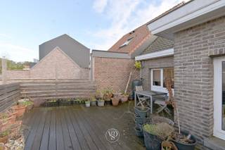 In het centrum van Gavere bevindt zich deze ruime en lichtrijke stapelwoning met een BVO van 165 m². Handige ingang via de Liefkenswegel (achteraan het gebouw). <br /><br />De benedenverdieping omvat een ruime leefruimte met open keuken, twee slaapkamers, een badkamer, een apart toilet en een praktische berging. De gezellige pelletkachel is een bijkomende troef. Op de bovenverdieping bevinden zich een derde slaapkamer, een tweede badkamer en een dressing.<br /><br />Het aangename zonneterras biedt volop privacy en rust. Ook technisch scoort deze eigendom uitstekend, met o.a. een EPC-label A en een conforme elektrische installatie.<br />Extra opbergruimte kan je vinden in de ruime privatieve kelder. <br /><br />Ideaal als investering of eigen woonst, met allerhande voorzieningen op en rond de Markt van Gavere!