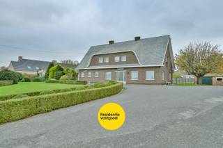Welkom in deze ruime en charmante alleenstaande villa, prachtig gelegen op een perceel van 4.119 m² met een adembenemend landelijk uitzicht en loodsen.(+/-500 m²)<br /><br />Bij het betreden van de woning komt u in de ruime inkomhal, die toegang biedt tot een praktisch bureau op het gelijkvloers en een lichtrijke leefruimte met een aangename sfeer. Aansluitend bevindt zich de ruime keuken, uitgerust met de nodige toestellen. Verder beschikt het gelijkvloers over een gastentoilet, een volledig ingerichte badkamer, en twee volwaardige slaapkamers.<br /><br />Op de eerste verdieping vindt u nog drie ruime slaapkamers, een handige wasruimte en een apart toilet. Voor extra opbergruimte is er bovendien een zolder, ideaal als stockage- of hobbyruimte.<br /><br />De buitenomgeving straalt rust en privacy uit: het perceel is omgeven door groen en biedt een warme, landelijke charme. Daarnaast beschikt de woning over ongeveer 500 m² aan loodsen, ideaal voor zelfstandigen, hobby’s of extra opslag.<br /><br />Een extra troef is de mogelijkheid tot projectontwikkeling met meerdere kavels(3), wat het geheel extra interessant maakt! Vraag ons naar de bouwvoorschriften of een ontwerpplan van verkaveling.<br /><br />De vermelde prijs is een richtprijs; elk bod, hoger of lager, wordt voorgelegd aan de eigenaar die zich het recht voorbehoudt om dit te aanvaarden of te weigeren.<br /><br />Neem voorsprong met een vrijblijvende, gratis schatting van uw eigendom via:<br />www.residentievastgoed.be/gratisonlineschatten