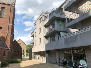 Onder de kerktoren van Wevelgem vinden we dit prachtig, instapklaar appartement terug. <br /><br />Via de lift of de trap gaan we naar de 2e verdieping. Er is een inkomhal met vestiaireruimte en apart toilet. Bij het binnenkomen van de living valt meteen de ruimte en de grote lichtinval op. Langs het grote raam aan de voorzijde kunnen we het dagelijkse leven op de markt volgen, terwijl het langs het schuifraam via de keuken dan weer rustig is. Langs hier is het terras bereikbaar. <br />De keuken is open en voorzien van alle nodige toestellen (oven, ceramisch vuur, ijskast, vaatwasser) en een handige ontbijttafel.<br />Verder zijn er 2 degelijke slaapkamers, een aparte berging en een badkamer met lavabo meubel en douche. <br />In de ondergrondse verdieping is er een privé autostaanplaats en kelder aanwezig. <br /><br />Cv op aardgas (condensatieketel). <br />Vaste kosten: provisie € 80/maand (kosten syndicus, lift, elektriciteit gemene delen)<br /><br />Dit appartement is volledig geschilderd, zeer verzorgd en dus instapklaar!<br /><br />Gezien de centrale ligging zijn winkels, banken, tavernes, ... op wandelafstand bereikbaar. <br /><br />Werkelijk een topappartement!