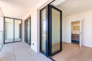 Dit nieuwbouw appartement is gelegen in het bruisende Nieuw Zuid. Deze hotspot biedt tal van leuke horecagelegenheden (zoals Luigi’s, Barchel…), sportinfrastructuur en gezellige parkjes. <br />De buurt staat gekend om zijn moderne en internationale architectuur. Dit is ook te merken in dit gebouw. Vanaf de gemeenschappelijke inkomhal is het oog voor detail te merken. <br /><br />Indeling:<br />Het appartement is gelegen op de elfde verdieping. Binnenkomen doe je via de inkomhal deze is voorzien apart toilet en plaats voor een vestiairekast. Verder ligt de leefruimte met open keuken. Hierin vind je alle nodige toestellen (koelkast, combi-oven, afwasmachine…). Naast de keuken ligt een wasberging. Het appartement heeft verder één slaapkamer en een ensuite badkamer. Deze is voorzien van dubbele lavabo en ruime inloopdouche. <br />Over de gehele breedte van het appartement is er een zeer mooi terras. Aan het woongedeelte is het terras volledig afgesloten voor de seizoenen. In deze wintertuin kan je dan ook het hele jaar door genieten van het prachtige uitzicht. Door de hoge ligging in het gebouw kijk je uit op de volledige scheldenbocht en onze prachtige stad, hiervan gaat je hart sneller slaan!<br /><br />Bijzonderheden:<br />Geschilderd en instapklaar, onmiddellijk beschikbaar<br />Bij het appartement dien je een ondergrondse parking te huren aan 135 euro per maand<br />Maandelijkse kosten 130 euro per maand<br />Alle nutsvoorzieningen met eigen meters. <br />Zeer energiezuinig appartement met EPC A++ label