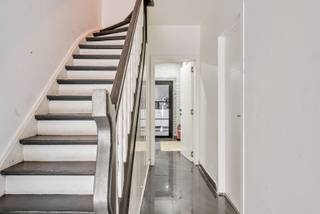 Immo Leolux biedt deze prachtig gelegen en instapklare woning in het centrum van Asse aan.De woning bestaat uit een inkomhal dat toegang geeft tot...