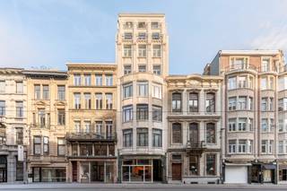 <p><span><span>TREVI Groep presenteert:<br />Indeling</span>:<br /><br />Aan de Mechelsesteenweg in Antwerpen bevindt zich een uitzonderlijke vastgoedcombinatie: een karaktervol penthouse samen met een afzonderlijk gelijkvloers appartement met privéwellness en een royale buitenruimte van circa 25 m². Twee unieke woonentiteiten die samen een bijzondere combinatie van ruimte, comfort en privacy bieden.</span></p>
<p><span>Het art-decogebouw dateert uit 1922 en werd ontworpen door de gerenommeerde architecten Jan Vanhoenacker, John Van Beurden en Jos Smolderen. Het pand is opgenomen in de Inventaris van het Bouwkundig Erfgoed. Beide appartementen werden in 2012 met veel zorg en oog voor detail gerenoveerd.<br /><br /></span></p>
<p><span>Het penthouse combineert historische charme met hedendaags wooncomfort. Hoge plafonds, sierlijke moulures, parketvloeren en royale raampartijen zorgen voor een tijdloze elegantie, prachtige lichtinval en een uitzonderlijk ruimtegevoel.</span></p>
<p><span>De ruime leef- en eetkamer sluit aan op een westgericht terras met indrukwekkend uitzicht over Antwerpen, waar u volop geniet van de namiddag- en avondzon. De bijzonder ruime keuken biedt tal van mogelijkheden om deze naar eigen smaak in te richten.</span></p>
<p><span>Het appartement beschikt over drie volwaardige slaapkamers aan de rustige achterzijde. De hoofdslaapkamer heeft een ensuite dressing. De twee overige kamers zijn momenteel ingericht als bureau en tv-kamer. Dankzij de ligging op de hoogste verdieping geniet u bovendien van extra privacy, zonder bovenburen.<br /><br /></span></p>
<p><span>De voormalige conciërgewoning werd met veel aandacht voor detail omgevormd tot een comfortabel appartement met één slaapkamer. Gelegen aan de achterzijde van het gebouw geniet deze woning van een rustige, private ligging midden in de stad.</span></p>
<p><span>Een absolute troef is de royale binnenkoer van circa 25 m², een heerlijke plek om buiten te ontspannen of gasten te ontvangen. Daarnaast beschikt het appartement over een eigen hammam, sauna en domoticasysteem, wat zorgt voor een bijzondere combinatie van wellness, technologie en comfort.</span></p>
<p><span>Deze afzonderlijke woonruimte vormt een ideale aanvulling op het penthouse en biedt tal van mogelijkheden als gastenverblijf, extra woonruimte voor familie, thuiswerkplek of persoonlijke wellnessoase.<br /><br /></span></p>
<p><span>Samen bieden beide appartementen vier slaapkamers, twee buitenruimtes en een unieke combinatie van architecturaal erfgoed, privacy en comfort. Het penthouse biedt royale leefruimtes en panoramische vergezichten, terwijl het gelijkvloerse appartement extra flexibiliteit, buitenruimte en ontspanning toevoegt.</span></p>
<p><span>Daarnaast zijn er voldoende kelderbergingen en een gemeenschappelijke fietsenstalling aanwezig.<br /><br /></span></p>
<p><span>Het penthouse beschikt over EPC-label D en het gelijkvloerse appartement over EPC-label E, beide met mogelijkpotentieel om via energetische verbeteringen label B te bereiken.</span></p>
<p><span>De elektrische keuring van het gelijkvloerse appartement is conform; die van het penthouse is in opmaak. Ook de asbestattesten zijn in opmaak. Beide appartementen hebben individuele gas- en elektriciteitsmeters. Water wordt collectief geregeld.<br /><br /></span><span><span><br />Locatie</span>:</span></p>
<p><span>De ligging aan de Mechelsesteenweg is een absolute troef. Op een steenworp van de Nationale Bank, tussen de Theaterbuurt, het Stadspark en het hippe Zuid, bevindt u zich op een centrale locatie waar het beste van Antwerpen samenkomt.</span></p>
<p><span>Gezellige koffiebars, restaurants, karaktervolle boetieks en culturele hotspots liggen binnen handbereik. Ook hetMechelseplein, de Botanische Tuin, het Theaterplein en de winkelstraten bevinden zich op wandelafstand.<br /><br />Stedenbouwkundige info. en bodemattest in aanvraag.</span></p>
