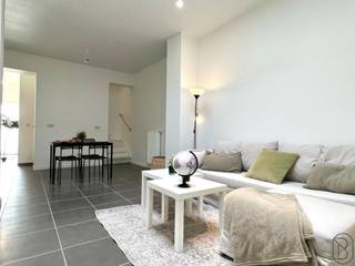 Mooi gerenoveerde grote woning met 4 SLAAPKAMERS en 2 badkamers. Modern, Instapklaar, alles vernieuwd !! INDELING: ruime inkomhal, bureau,...