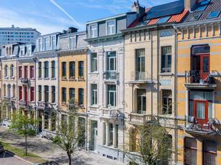 Locatie<br />Wonen in de Eglantierlaan betekent thuiskomen in één van de mooiste en meest gegeerde straten van Wilrijk. Een brede, statige laan met karaktervolle herenwoningen, waar rust en charme hand in hand gaan.<br />Op wandelafstand liggen Park Den Brandt en het Nachtegalenpark, twee groene toppers waar je elke dag opnieuw kan genieten van een wandeling, een sportmoment of gewoon even tot rust komen.<br />Tegelijk zit je hier verrassend centraal: winkels, scholen en openbaar vervoer liggen om de hoek en ook het centrum van Antwerpen is vlot bereikbaar. Met de fiets sta je zo op het Zuid, tussen de leukste restaurants en terrasjes.<br />Een plek waar je rustig woont, maar alles dichtbij hebt.<br /><br /><br />Beschrijving<br /><br />Het appartement bevindt zich op de tweede verdieping van een karaktervolle herenwoning met slechts vier units, wat zorgt voor een aangenaam en kleinschalig woongevoel.<br /><br />De leefruimte is ruim en lichtrijk, met authentieke elementen zoals hoge plafonds, een sierschouw en parketvloer die zorgen voor een warm en huiselijk karakter. De open keuken met eetruimte sluit hier mooi op aan en is volledig en praktisch ingericht.<br /><br />Aan de achterzijde van het appartement bevinden zich een volwaardige slaapkamer en een mooi afgewerkte badkamer met wastafel en douche.<br /><br />Kortom, een instapklaar appartement met karakter en charme, ideaal voor wie comfortabel wil wonen op een gegeerde locatie.<br /><br />Belangrijkste troeven<br />-100% instapklaar<br />-Authentiek karakter werd bewaard<br />-Lichtinval<br />-Gegeerde locatie<br /><br />Verplichte vermeldingen<br />-Epc: Label B<br />- Verbruik met eigen meters, maandelijkse kosten gebouw 30 euro