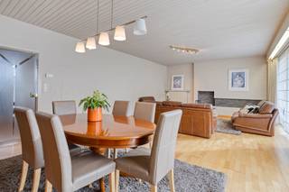 <strong>Waregem:</strong> Handels-/ kantoorruimte met bijhorende woonst te koop op topligging.<br /><br />Deze eigendom bestaat uit een<strong> commerciële ruimte</strong> met achterliggend een polyvalente ruimte die momenteel als grootkeuken is ingericht. Momenteel vind je hier traiteur Speleers die actief blijft tot we een koper hebben voor het commerciële pand. <br /><br />Boven het handelspand bevind zich op het eerste en het tweede verdiep een ruim <strong>appartement</strong> met 4 slaapkamers. Het appartement geniet van heel veel natuurlijk lichtinval. <br /><br /><strong>Indeling appartement:</strong><br /><u>eerste verdiep:</u> inkomhall, gezellig en mooi onderhouden leefruimte bestaande uit een sfeervolle zithoek, eetruime, ruime keuken, vaste trap naar tweede verdiep<br /><u>tweede verdiep: </u> 4 slaapkamers, badkamer met bad en douche, wastafel met 1 lavabo<br /> <br />Achteraan de woning hebben we een ruime, private tuin met terras en met tuinhuis achteraan. <br /><br /><strong>Troeven: </strong>
<ul><li>Gasverwarming </li><li>Commerciële ligging</li><li>Goed onderhouden</li><li>Ruime tuin </li><li>geen renovatieverplichting - EPC C</li></ul>
Heeft u interesse in dit pand neem dan contact op met Jérôme 0472/61.10.10<br />