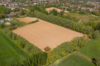 Uitzonderlijk uniek stuk grond van maar liefst 29.528 m2 op TOP locatie te Edegem. Altijd al gedroomd om uw nieuwe woning te realiseren op een ongezien stuk grond in de zuidrand van Antwerpen? Het betreft het laatste resterende nog onbebouwde perceel bouwgrond, gelegen over het kasteel Arendsnest en achter de Boerenlegerhoeve. Het stuk grond is onderverdeeld in:<br /><br />- bouwgrond van 2.928 m2<br />- 2 percelen parkgebied van 26.600 m2<br /><br />Een goedgekeurd stedenbouwkundig attest voor het bouwen van een vrijstaande eengezinswoning is aanwezig. Onze bouwzone heeft volgende afmetingen op basis van het opmetinsplan:<br /><br />- diepte woning: 20 m<br />- breedte woning: 15,82 m<br /><br />Bent u benieuwd naar deze unieke kans? Voor meer info kan u contact opnemen met Jakob via jakob@reds.be of op 0483 488 249