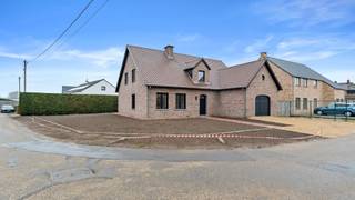 Welkom op de Meerkensweg 4 in Neeroeteren.<br /><br />Bent u op zoek naar een volledig instapklare woning waar u enkel nog uw meubels hoeft te plaatsen?<br />Dan is deze recent gerenoveerde open bebouwing precies wat u zoekt!<br /><br />De woning beschikt over een bruikbare vloeroppervlakte van 273 m², waarvan de woonoppervlakte 209 m² bedraagt.<br />Het perceel is 5a 87ca groot.<br /><br />Ontdek de woning alvast via de virtuele rondleiding:<br />👉 https://player.vimeo.com/video/1141373631<br /><br />Troeven van deze woning<br />✔ Volledig gerenoveerd <br />✔ Bruikbare vloeroppervlakte: 273 m²<br />✔ Woonoppervlakte (excl. garage en kelder): 209m²<br />✔ Energiezuinig: C-label (258 kWh/m²)<br />✔ Asbestveilige woning<br />✔ Elektrische installatie volledig conform<br />✔ Dubbel glas - PVC<br />✔ 4 slaapkamers<br />✔ Inpandige garage met sectionale poort<br />✔ Groot terras en vernieuwde tuin<br /><br />Indeling<br />Kelder : 39,26 m²<br />Gedeeltelijk onderkelderd.<br /><br />Gelijkvloers: 134 m²<br />Inkomhal, riante woonkamer, eetkamer, geïnstalleerde keuken, slaapkamer 1, geïnstalleerde badkamer, toilet en een inpandige garage.<br /><br />Buiten geniet u van een riant terras met aansluitend de volledig heraangelegde tuin.<br /><br />Verdiep 1: 100 m²<br />Nachthal, slaapkamer 2, slaapkamer 3, slaapkamer 4, berging , toilet en zolderruimte.<br /><br />Documenten<br />Het EPC-verslag, het asbestverslag en de grondplannen kan u eenvoudig downloaden in bijlage.<br /><br />Interesse in een bezichtiging?<br />Bel ons via 089 391 555 of mail naar info@frerevastgoed.be.<br /><br />* Opmetingen van de binnenmaten zijn indicatief en kunnen licht afwijken.