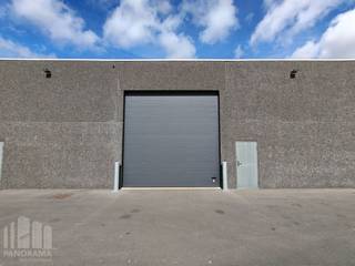 <strong>Instapklare KMO-unit</strong> van <strong>300 m² met twee parkeerplaatsen </strong>te huur gelegen op een <strong>toplocatie op IZ Blauwe Toren</strong> langs de Blankenbergsesteenweg in Brugge, met vlotte verbinding naar de N31 en snelle toegang tot de E40 en E403.<br /><br />De unit, met een vrije hoogte van 5,20 m, is opgebouwd uit silex betonpanelen en is voorzien van een automatische sectionale poort (4,5 H x 4,5 B) met een aparte toegangsdeur. Verder is de loods voorzien van een lichtstraat, verlichting, en elektriciteit (3x400V). Mogelijkheid tot aansluiting op regenwater en afvoer. De volledige site staat onder cameratoezicht en kan worden afgesloten.<br /><br />Parkeergelegenheid is voorzien bij de unit.<br />Onmiddellijk beschikbaar.<br /><br />Contacteer <strong>PANORAMA B2B</strong> voor bijkomende inlichtingen, plannen of een vrijblijvend plaatsbezoek <strong>0479 70 70 73</strong>.