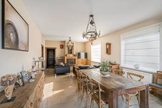 - Rustige ligging in Sint-Eloois-Winkel: Olympialaan 10<br />- Lichtrijke leefruimte met veranda<br />- Uitgeruste keuken met extra eetplaats<br />- 1 gelijkvloerse slaapkamer<br />- Badkamer met ligbad en wastafel<br />- Garage met ruime oprit voor 3 wagens<br />- Tuin met overdekt terras, bijkeuken en bijgebouw<br />- 3 slaapkamers op de eerste verdieping, waarvan 1 met sauna en 1 met douche<br />- Dressing, bureau en extra bergruimte op de eerste verdieping<br />- Zolder en droge kelder<br />- EPC: 324 kWh/m²/jaar, geen renovatieplicht<br />- 28 zonnepanelen <br />- Regenwaterput van 10.000 liter <br />- Vanafprijs: € 365.000