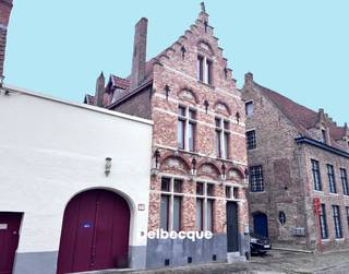 Unieke historische woning in het Sint-Annakwartier, nabij de Reien<br /><br />In het geliefde Sint-Annakwartier, op een uitstekende locatie vlak bij de schilderachtige Reien, bevindt zich deze prachtige historische woning ‘Huis Het Speldewerk’. Deze karaktervolle woning is een unieke combinatie van authentieke charme, ruimte en hedendaags wooncomfort.<br /><br />De woning omvat een ruime inkomhal en een sfeervolle leefruimte met parketvloer en siergashaard. Aansluitend bevindt zich de open, volledig ingerichte keuken, voorzien van alle toestellen en een ruime ingemaakte kast. Verder is er een apart toilet en een gezellig terras.<br /><br />Op de eerste verdieping bevinden zich twee slaapkamers en een ruime badkamer, uitgerust met een inloopdouche, ligbad, dubbele lavabo en toilet. De tweede verdieping beschikt over nog twee ruime slaapkamers, waardoor de woning in totaal vier slaapkamers biedt.<br /><br />Een bijkomende troef is de garagebox, een bijzonder grote meerwaarde in de Brugse binnenstad.<br /><br />‘Huis Het Speldewerk’ is een woning met een uniek karakter en een bijzondere uitstraling. De combinatie van historische elementen, ruime vertrekken, vier slaapkamers, een terras en een garage, samen met de begeerde ligging nabij de Reien, maakt dit een bijzonder aanbod voor wie op zoek is naar exclusief wonen in het hart van Brugge.<br /><br />Een unieke woning die u absoluut zelf moet ervaren.<br /><br />Contacteer ons voor meer informatie of plan uw bezoek via 050/45 03 45 of eenvoudig online via www.delbecque.immo.