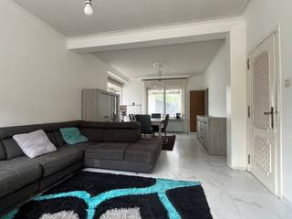 Bij het betreden van de woning kom je binnen in de ruime en lichtrijke leefruimte. Aansluitend bevindt zich de keuken, vanwaar je rechtstreeks...