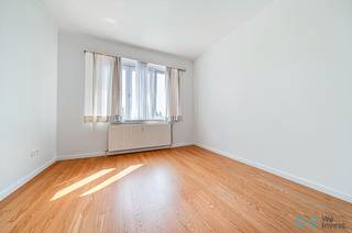 <p><strong>Nieuw: appartement met 2 slaapkamers gelegen in Jette, De Smet de Naeyerlaan.</strong><br />De wijk is gegeerd en ligt dicht bij openbaar vervoer en alle voorzieningen.</p>
<p>Het appartement van ongeveer 100 m² bevindt zich op de 5e en hoogste verdieping van een goed beheerde mede-eigendom en is als volgt ingedeeld: inkomhal, lichtrijke woonkamer, aparte keuken, berging, twee slaapkamers (waarvan één van ongeveer 16 m²), badkamer, apart toilet.</p>
<p>Het appartement is in goede staat, elektriciteit conform. Een privatieve kelder maakt dit pand compleet.</p>
<p>Mogelijkheid, onder voorwaarden, om de huurovereenkomst van een garagebox op 100 m van het appartement over te nemen.</p>
<p>EPC: G. Offerte beschikbaar op aanvraag om de score te verbeteren (schatting: ± €20.000).</p>
<p>Verkoop onder het stelsel van registratierechten.<br />Info en bezoeken: +32 2 315 77 22 of via e-mail op maxime.l@weinvest.be</p>