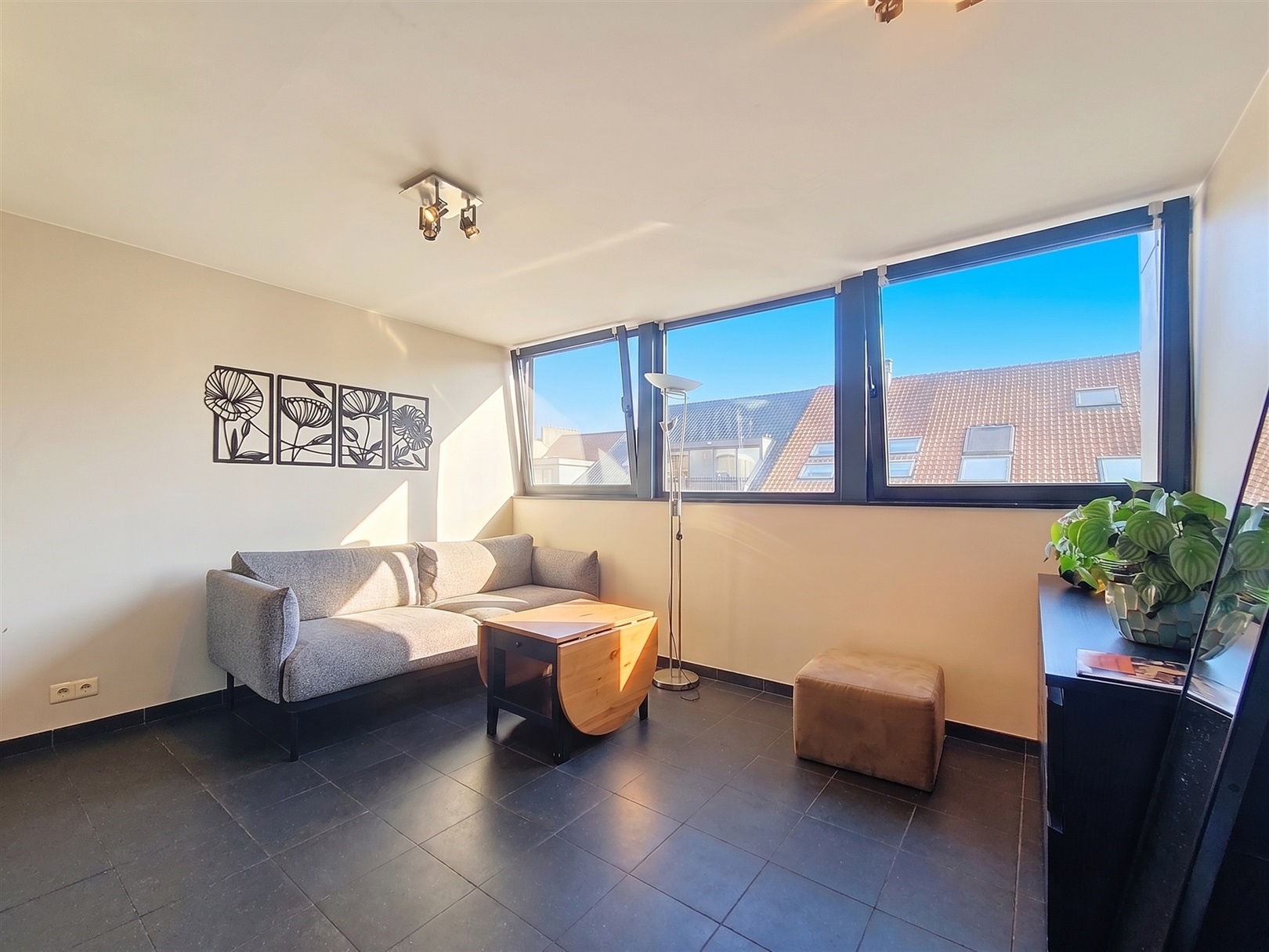 Prachtig gelegen 2 slaapkamer appartement met oppervlakte van 95 m² gelegen op de eerste verdieping.
