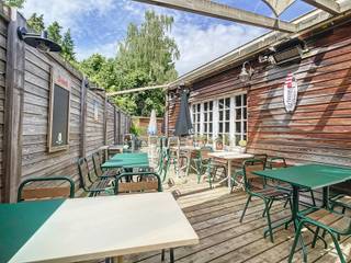 Sale in the form of a transfer of shares : 3-front building +/- 400 m² on 3.79 a. oriented S/W. Originally a single-family house, converted in 1996 into a restaurant on the ground floor and 1st floor, all with permit. On the 2nd floor, a dwelling with attic space (formerly 2 bedrooms with bathroom in the original plans) and currently taken over as attic space in the urban planning information. Cellars. Rented in its entirety: 9-year commercial lease. Rent €48,085/year. File on request. Electricity not compliant (estimate: €1,654) EPB E+ CO2 42. Information and surface areas are given for information only and are not contractually binding.