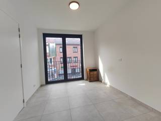Welkom in dit prachtige nieuwbouw appartement pal in het centrum van Ardooie! In dit stijlvolle appartement kan je genieten van een en lichtrijke woonomgeving met hoogwaardige afwerking. <br /><br />Indeling: Dit appartement beschikt over één ruime slaapkamer met ingerichte badkamer en een lichtrijke woonkamer met een praktische keuken. De keuken is volledig uitgerust met alle benodigde apparatuur, waaronder een kookplaat, oven, vaatwasser en koelkast. <br /><br />Terras: Geniet van de frisse lucht en het buitenleven op je eigen terras.<br /><br />Centrale Locatie: Dit appartement is gunstig gelegen in het bruisende centrum van Ardooie. Je hebt alle voorzieningen binnen handbereik, waaronder winkels, restaurants, scholen en openbaar vervoer.<br /><br />Het appartement is volledig instapklaar geschilderd en is voorzien van gloednieuwe armaturen. <br /><br />Dit is een unieke kans om in een gloednieuw, comfortabel appartement in het centrum van Ardooie te wonen. Neem vandaag nog contact met ons op om een bezichtiging te regelen. <br />wouter@opt-immo.be of 0477/78.39.25