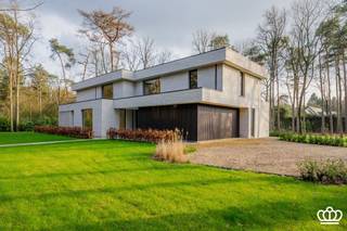 <p><span>Moderne villa, afgewerkt met luxueuze en kwalitatieve materialen met o.a. vier slaapkamers, twee ingerichte badkamers en dubbele inpandige garage, residentieel gelegen nabij het centrum van Kalmthout – Heide, op een zuid gericht perceel van 4.478 m². </span></p><p><span> </span></p><p><span>INDELING</span></p><p><span> </span></p><p><span>Gelijkvloers: </span></p><p><span>Bij binnenkomst betreedt u de inkomhal met een gastentoilet en vestiaire. De ruime leefruimte van ca. 66 m² is verdeeld in een eet- en zitruimte met een sfeervolle gashaard en een open keuken. Het overdekte terras is bereikbaar vanuit zowel de keuken als de leefruimte. Grote raampartijen zorgen voor veel lichtinval en bieden een prachtig uitzicht over de tuin. Aangrenzend aan de keuken vindt u een bijkeuken/wasplaats met aansluitingen voor een wasmachine en droogkast, die tevens toegang biedt tot de dubbele inpandige garage van ca. 42 m². Naast de garage bevindt zich een technische ruimte. Aan de voorzijde van de woning is er een bureau van ca. 23 m². </span></p><p><span> </span></p><p><span>1e verdieping:  </span></p><p><span>Via de trap bereikt u de eerste verdieping, waar zich de masterbedroom bevindt met een dressing en een ensuite badkamer. Deze is voorzien van een dubbele lavabo, toilet, ligbad, en inloopdouche. Verder zijn er drie ruime slaapkamers op deze verdieping, waarvan één met dressing en twee met ingemaakte kasten. Er is ook een tweede badkamer met een dubbele lavabo, toilet, en inloopdouche. </span></p><p><span> </span></p><p><span>Kelder:</span></p><p><span>Er is overal kruipruimte aanwezig.</span></p><p><span> </span></p><p><span>Tuin: </span></p><p><span>De villa is omgeven door een zuid gerichte tuin met een oppervlakte van 4.478 m². </span></p><p><span> </span></p><p><span>Bijzonderheden:</span></p><p><span>- De woning is zeer energiezuinig: verwarming middels geothermische warmtepomp met vloerverwarming.</span></p><p><span>- Zonnescreens</span></p><p><span>- Domotica </span></p><p><span> </span></p><p><span> </span></p><p><span> </span></p>