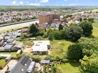 Gelegen op een prachtig perceel van 3.132 m² in een groene, rustige omgeving, vindt u deze uitzonderlijke viergevelvilla in ruwbouwfase. Met een...