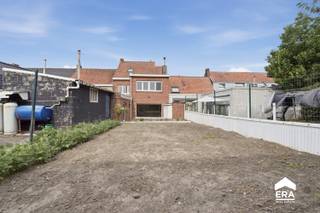 <p><strong>Kloeke woning met drie slaapkamers en tuin in Abele</strong></p>
<p>Deze ruime gesloten bebouwing uit 1963 ligt in het gezellige Abele, op slechts vijf minuten van Poperinge.</p>
<p>De woning heeft een solide structuur met betonnen vloeren en biedt circa 191 m² bruikbare vloeroppervlakte. Op het gelijkvloers bevinden zich een polyvalente ruimte, een apart toilet, een lichtrijke woonkamer met zicht op het terras en de tuin, een keuken, twee bergingen en een droge kelder.</p>
<p>De eerste verdieping telt drie volwaardige slaapkamers zonder schuine wanden, waarvan twee met een mooi uitzicht over het omliggende landschap. Verder zijn er een berging en een badkamer met lavabo, toilet en ligbad.</p>
<p>Via een vaste trap bereikt u de geïsoleerde zolder met veluxramen, die kan worden ingericht als extra slaapkamer of hobbyruimte. De woning beschikt bovendien over nieuwe pvc-ramen met hoogrendementsbeglazing, nieuwe deuren en dakisolatie.</p>
<p><strong>Troeven:</strong></p>
<p>• Kloeke woning met betonnen vloeren<br />• Drie volwaardige slaapkamers<br />• Apart toilet op het gelijkvloers<br />• Ruime zolder met vaste trap<br />• Groot terras en gezellige tuin<br />• Tal van renovatiemogelijkheden<br />• Gelegen op slechts vijf minuten van Poperinge</p>
<p>Grondoppervlakte: 231 m²<br />EPC: 614 kWh/m² per jaar – label F. Renovatieplicht van toepassing.<br />P-score en G-score: A<br />Vrij bij akte en betaling.</p>
<p>Neem contact op voor meer informatie of een bezoek.</p>
<p><strong>JOUW DROOMHUIS. ZO GEVONDEN!</strong></p>