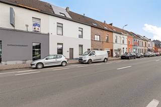 AANRADER!! Instapklare, gerenoveerde rijwoning met doorgang achteraan in de aanpalende straat.De woning is als volgt ingedeeld: een inkomhal, ruime...