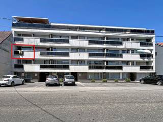 <p><span>Te koop – Appartement nabij centrum Roeselare</span></p><p><span>Gezellig 1 slaapkamerappartement op een gunstige ligging, vlak bij het </span><span>centrum</span><span> van Roeselare en de belangrijkste invalswegen.</span></p><p><span>Het appartement omvat een </span><span>inkomhal</span><span>, een lichtrijke </span><span>leefruimte</span><span> met open </span><span>keuken</span><span>, een praktische </span><span>berging</span><span>, </span><span>één slaapkamer</span><span> met aansluitende badkamer voorzien van een ligbad en een gezellig </span><span>balkon</span><span> aan de voorzijde. </span></p><p><span>Voor het gebouw zijn er voldoende vrije </span><span>parkeerplaatsen</span><span>.</span></p><p><span>Ideaal als investering:</span><span> het appartement is momenteel verhuurd voor </span><span>€ 500 per maand</span><span>.</span></p><p><span> </span></p><p><span> </span></p>