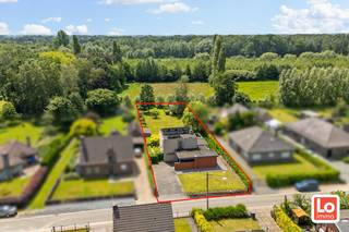 Deze moderne woning met dubbele carport en grote zuidwest georiënteerde tuin bevat op het gelijkvloers een ruime inkomhal met vestiaire, een gastentoilet, een ruime lichtrijke leefruimte met eiken parket en schitterend uitzicht op terras, tuin en velden! Verder is er een afzonderlijke bureauruimte en een geïnstalleerde keuken met aansluitend een wasplaats/berging. Op de eerste verdieping is er een nachthal, 3 slaapkamers, een badkamer met ligbad, douche, was meubel en een toilet. Er is ook nog een afzonderlijke berging.<br />De woning beschikt over alle comfort en wordt verwarmd via accumulatie. Warm water wordt geregeld via een lucht-lucht warmtepomp. Het buitenschrijnwerk bestaat uit aluminium met deels HR glas en deels dubbel glas. De woning beschikt eveneens over 22 zonnepanelen (incl. groene stroomcertificaten), regenwatervoorziening (10.000l.) en een alarm. Wil u deze moderne en instapklare woning met schitterend uitzicht bezoeken? Schrijf dan nu in voor het bezoekmoment op zaterdag 4 juli 2026, enkel via https://calendly.com/loimmogunther/bezoekmoment-vossenstraat-3-te-lochristi