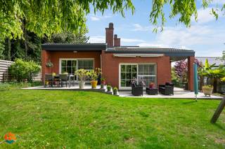 Op een centrale locatie te Aarschot bevindt zich deze instapklare woning met 3 slaapkamers en een prachtige tuin op een ruim perceel van maar liefst 1617 m². Gezien de centrale ligging geniet u hier van een goede bereikbaarheid via belangrijke invalswegen, in de nabijheid van scholen, horeca, winkels en het openbaar vervoer.<br /><br />We betreden de woning via de inkomhal met gastentoilet en aparte bureauruimte. Door de hal komen we in de lichtrijke leefruimte, dewelke gezellig ingericht kan worden met verschillende zitgedeelten, allen met prachtig zicht op de tuin. De woning onderscheidt zich door haar speelse niveauverschillen, die zorgen voor een ruimtelijk en karaktervol geheel. Grenzend aan de leefruimte bevindt zich de keuken, voorzien van de voornaamste toestellen. Via de keuken hebben we toegang tot de westgerichte tuin met terras en twee tuinhuizen, waar u steeds in alle rust en privacy kan genieten van het mooie weer. Het ruime perceel zorgt voor vele mogelijkheden. Zo is er bijvoorbeeld achteraan de tuin een toffe moestuin aangelegd. Tenslotte is het gelijkvloers voorzien van een inpandige garage.<br /><br />Via de nachthal op de eerste verdieping komen we bij de 3 slaapkamers en de badkamer, uitgerust met een dubbele lavabo, inloopdouche en toilet. Tot slot beschikt de woning over zonnepanelen, een conforme elektriciteitskeuring en is het volledige pand onderkelderd.<br /><br />Dit is een uitstekende opportuniteit als u op zoek bent naar een ruime, instapklare woning met 3 slaapkamers en een ruime westgerichte tuin in de regio van Aarschot. Contacteer ons voor meer informatie op 0472 82 80 66 of neem een kijkje op www.boonstravastgoed.be.<br /><br />Bijzonderheden:<br />- 3 slaapkamers <br />- Volledig onderkelderd<br />- Reeds deels gerenoveerd