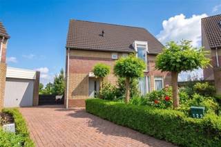 Deze ideale gezinswoning is gelegen in een mooi woonerf vlakbij de Nederlandse grens, en met achteraan zicht op weilanden. De woning ligt achteraan in de straat, voor extra privacy. Mits wat opfriswerken (keuken vervangen, schilderwerken) kan dit jouw knusse nieuwe thuis worden. De woonkamer en de keuken genieten van natuurlijke lichtinval en bieden uitzicht op de achterliggende weilanden. Er zijn 4 slaapkamers in totaal, als je dat will: 1 grote en 2 éénpersoonskamers op de eerste verdieping. Op de tweede verdieping: grote (polyvalente) kamer: deze kan ingericht worden als vierde slaapkamer, als een soort kangoeroewoonst, hobbyruimte, .............aansluiting wasmachine en cv-installatie bevinden zich hier ook. Buiten is er de tuin, de garage en een berghok achter de garage. Extra parkeergelegenheid is er op de oprit en op het woonerf. Op 5 minuten elektrisch fietsen ben je in het bruisende 'Baol' (Baarle-Hertog ;)), met gezellige restaurantjes, supermarkten Jumbo, A. Heyn... Okay supermarkt is op een paar autominuten (Weelde) en met een kwartier autorijden ben je in Turnhout. Met de fiets is dit ook gemakkelijk te doen, gezellig langs het Bels lijntje. Natuur is ook vlakbij: bossen, wandelroutes, natuurgebieden (het prachtige Vennegebied).... De kleuter- en basisschool, bushalte Turnhout - Baarle zijn vlakbij. Je kan ook lekker gaan eten in het historische 'Spoorhuis'. Gunstig EPC (bijna B) en elektriciteit conform. Niet gelegen in een overstromingsgebied. P-score: D-G-score: C. Maak snel jouw afspraak!