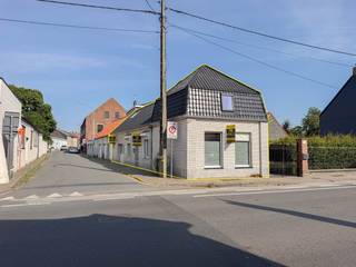 Veelbelovende STARTERSWONING met VERRASSEND VEEL RUIMTE en een STERKE RENOVATIEBASIS in Outrijve (Avelgem). Dankzij de CONFORME ELEKTRISCHE INSTALLATIE, HOOGRENDEMENTSBEGLAZING, BETONNEN GEWELVEN en het VERNIEUWDE DAK zijn belangrijke werken reeds uitgevoerd. Het gelijkvloers omvat een GEZELLIGE ZITHOEK, eetplaats, functionele keuken en RUIME BERGING. Verder beschikt de woning over TWEE TOILETTEN. Op de verdieping vindt u TWEE VOLWAARDIGE SLAAPKAMERS en een verzorgde badkamer. De GROTE ZOLDER zorgt voor extra opslagruimte én biedt POTENTIEEL VOOR TWEE BIJKOMENDE KAMERS. Een interessante TE RENOVEREN WONING voor starters of handige renovatoren die op zoek zijn naar RUIMTE, MOGELIJKHEDEN en een woning die ze volledig naar eigen smaak kunnen afwerken.<br /><br />Vroeger steeds <strong>VERHUURD </strong>à <strong>675 EUR</strong>/maand:<br />- Bruto rendement: 5,89%<br />- Netto Rendement: 4,91%<br /><br />Adres: Heestertstraat 1 te Outrijve (Avelgem)<br /><br />Renovatieplicht van toepassing; P-score: A, G-score: A; Bestuursmaatregelen in maatregelenregister: neen.