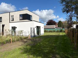 <p>In dit kleinschalige woonerf in het centrum van Sijsele bevindt zich deze energiezuinige koppelvilla. De locatie is ideaal voor wie rustig wil wonen zonder in te boeten op bereikbaarheid.<br />• Geen doorgaand verkeer<br />• Geen inkijk - Groen, stilte en volledige privacy<br />• Ruime tuin om volop buiten te leven & te genieten<br />• Vlotte bereikbaarheid naar Brugge, Damme, Maldegem en de Kust<br />• Pal aan fietsroute Brugge - Maldegem en nabij de Damme golf.<br />• Winkels en scholen op wandelafstand<br /><br />Klaar voor de toekomst!<br />• Geothermie: voor verwarmen én koelen via grondwarmte<em>(= géén storende warmtepomp nodig in tuin)</em><br />• Zonnepanelen die het energieverbruik compenseren<br /><br />Slim investeren in wooncomfort<br />• Extreem lage tot amper energiekosten<br />• De woning verdient zichzelf deels terug dankzij de lage verbruikskosten!!<br />• Voldoet niet alleen aan de huidige strenge, maar ook reeds aan de toekomstnormen<br /><br />Enkele grote troeven:<br />• Ruime woning met een doordachte indeling<br />• Tijdloze en stijlvolle architectuur<br />• Hoogwaardige & duurzame afwerkingsgraad, uniek in Sijsele tov andere woonprojecten<br />• Zalige vloerverwarming in de volledige woning <br />• In de zomer zorgt de geothermie voor aangename koeling, geen airco nodig<br />• Tuin geschikt voor latere aanleg zwembad/poolhouse en cosy zonnetuinhuis<br />• Ruime parkeerplaatsen</p>
<p>Grondoppervalkte: 440,29m2 + carport 16,76m2 + staanplaats 16,50m2 <br />Bewoonbare oppervlakte: 187,37m2 en terras van +-22m2)</p>
<p>Inbegrepen in prijs aangelegde tuin (grondaanleg/effenen/planten/hekwerk-poort/…) ter waarde van +-22.500</p>
<p>Tot slot nog: tijdelijk bieden we u een waardebon voor sterrestaurant Sel Gris te Knokke-Heist om desgevallend uw aankoop op niveau van het project te vieren.</p>
<p>Interesse? Contacteer Bonne Vastgoed 7 op 7 via 050/73.73.73 of via info@bonnevastgoed.be</p>