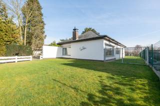 In een aangename buurt van Lokeren bevindt zich deze charmante bungalow met een praktische indeling en tal van troeven.De woning omvat een inkomhal,...