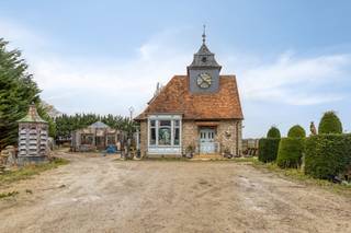 Construite en 1997 et terminée en 2000, cette propriété respire l'authenticité et la classe rustique. C'est actuellement une base commerciale,...