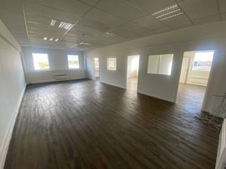 Kantoor 180m² met inkomhal, kitchenette, 2 landschapskantoren, 3 kleinere kantoren en een berging/serverlokaal. Uitgerust met airco en...