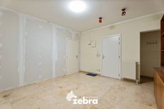 Op zoek naar een centraal gelegen pand met tal van mogelijkheden? Welkom in de Stationstraat 7 te Tielt – een bruisende locatie op wandelafstand van het station, winkels, horeca en andere voorzieningen.<br /><br />Dit gelijkvloers handelspand, waar vroeger de AXA/Crelan-bank gevestigd was, biedt een waaier aan invullingen. Of je nu ondernemer bent op zoek naar een praktijk- of kantoorruimte, of eerder droomt van een gelijkvloers appartement met zicht op een stadstuintje.<br /><br />Via de inkomhal aan de straatzijde stap je binnen in de voormalige bankruimte, een heldere en uitnodigende ontvangstruimte. Hierachter vind je een aparte bureauruimte die vlot doorloopt naar een tweede werkruimte, de grote raampartijen zorgen voor overvloedig natuurlijk licht én zicht op het achterliggende terras. Daarnaast is het eenvoudig mogelijk om van de ruimtes één geheel te maken. <br /><br />Het pand beschikt bovendien over twee toegangen:<br />- Een rechtstreekse buitendeur naast het raam aan de voorgevel, waardoor klanten of bezoekers rechtstreeks vanop straat toegang hebben tot het pand.<br />- Een tweede toegang via de gemeenschappelijke inkomhal binnen het gebouw.<br /><br />Verder beschikt het pand over een berging, een toilet en een praktische kelder. <br /><br />Tot slot heeft dit eigendom een centrale verwarming op aardgas, geen renovatieplicht, dubbele beglazing, centrale ligging in Tielt – perfecte zichtbaarheid en bereikbaarheid en is het veelzijdig inzetbaar: zowel als handelspand als woonst (mits de nodige aanpassingen).<br /><br />Bestuursmaatregelen in het maatregelenregister: nee<br /><br /><strong>Ook wild geworden van deze thuis?<br />Twijfel niet langer en leg vandaag nog uw bezoek vast!</strong>