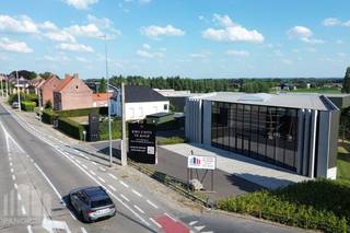 Deze nieuwe KMO- unit/showroom  van<strong> 419 m²</strong> met <strong>6 privatieve parkeerplaatsen </strong>maakt deel uit van de nieuwbouw state-of-the-art bedrijvenpark '<strong>'MG PARK ARSELA</strong>'' bestaande uit 12 KMO-units te koop, met oppervlaktes van 174 m² tot 445 m² (samenvoegbaar tot +/- 769 m²). Fantastisch gelegen langs de bedrijvige Deinsesteenweg, met een vlotte verbinding naar de E17 en E40 en een centrale ligging in Tielt.<br /><br />De casco bedrijfsruimtes (brandklasse C) hebben een vrije hoogte van 5m en worden opgebouwd uit een staalconstructie, in combinatie met een betonplint en geïsoleerde sandwichpanelen. De loodsen zijn toegankelijk via een automatische sectionale poort (4 m B x 4,2 m H). Daarnaast is elke unit uitgerust met een lichtdoorlatend rookluik, polybetonvloer en een geïsoleerd dak.  Bovendien is er aanwezigheid van een regenwaterput van 5.000 liter (per 1 of 2 units) en is het dak voorzien van een draagvermogen voor zonnepanelen: 0,15 kN/m². <br /><br />Per loods is er minstens één privatieve parkeerplaats, met daarnaast ruime parkeergelegenheid op de site. Onmiddellijk beschikbaar.<br /><br />Contacteer <strong>PANORAMA B2B</strong> voor bijkomende (technische) inlichtingen, plannen of een vrijblijvend plaatsbezoek <strong>050 300 800</strong>.