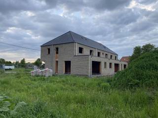 <h2><span>Nieuwbouwwoningen te koop in Sint-Gillis-Dendermonde Vlietbergstraat.</span></h2><p><span>Lot 1 reeds verkocht!</span></p><p><span>Mis deze kans niet om eigenaar te worden van een stijlvolle en energiezuinige nieuwbouwwoning in het rustige en gegeerde Sint-Gillis bij Dendermonde.</span></p><p><span>Deze moderne woningen combineren hedendaagse architectuur, kwalitatieve materialen en duurzame technieken voor maximaal wooncomfort en een minimale energiefactuur.</span></p><h3><span>Troeven van deze woningen:</span></h3><ul><li><span>Uitstekend </span><span>BEN-label</span><span> </span><span>(E-peil 20)</span><span> dankzij zonnepanelen, warmtepomp en vloerverwarming </span></li><li><span>Lichtrijke en ruime leefruimte met open keuken </span></li><li><span>3 volwaardige slaapkamers </span></li><li><span>Badkamer uitgerust met ligbad én inloopdouche </span></li><li><span>Onderhoudsvriendelijke tuin met regenwaterput en buitenkraan </span></li><li><span>Praktische indeling met garage, berging en zolderruimte </span></li><li><span>Hoogwaardige afwerking met o.a. gevelsteen </span><span>Nelissen Roca</span><span> </span></li><li><span>Superisolerende ramen en sectionale garagepoort met motor </span></li><li><span>Ventilatiesysteem D en actieve koeling voor extra comfort, zomer én winter </span></li></ul><p><span>Gelegen in een rustige woonomgeving, met vlotte verbindingen en alle voorzieningen zoals winkels, scholen en openbaar vervoer in de nabije omgeving.</span></p><h3><span>Interesse?</span></h3><p><span>Ontdek jouw toekomstige thuis in de Vlietbergstraat te Sint-Gillis-Dendermonde.</span></p><p><span>Voor meer info of een gesprek voor dit uniek project, contacteer: 052 55 55 55 - info@immotwins.be</span></p>