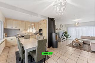 Deze woning bevindt zich in een rustige woonwijk, op korte afstand van het centrum. Zo combineert u het comfort en de bereikbaarheid van...